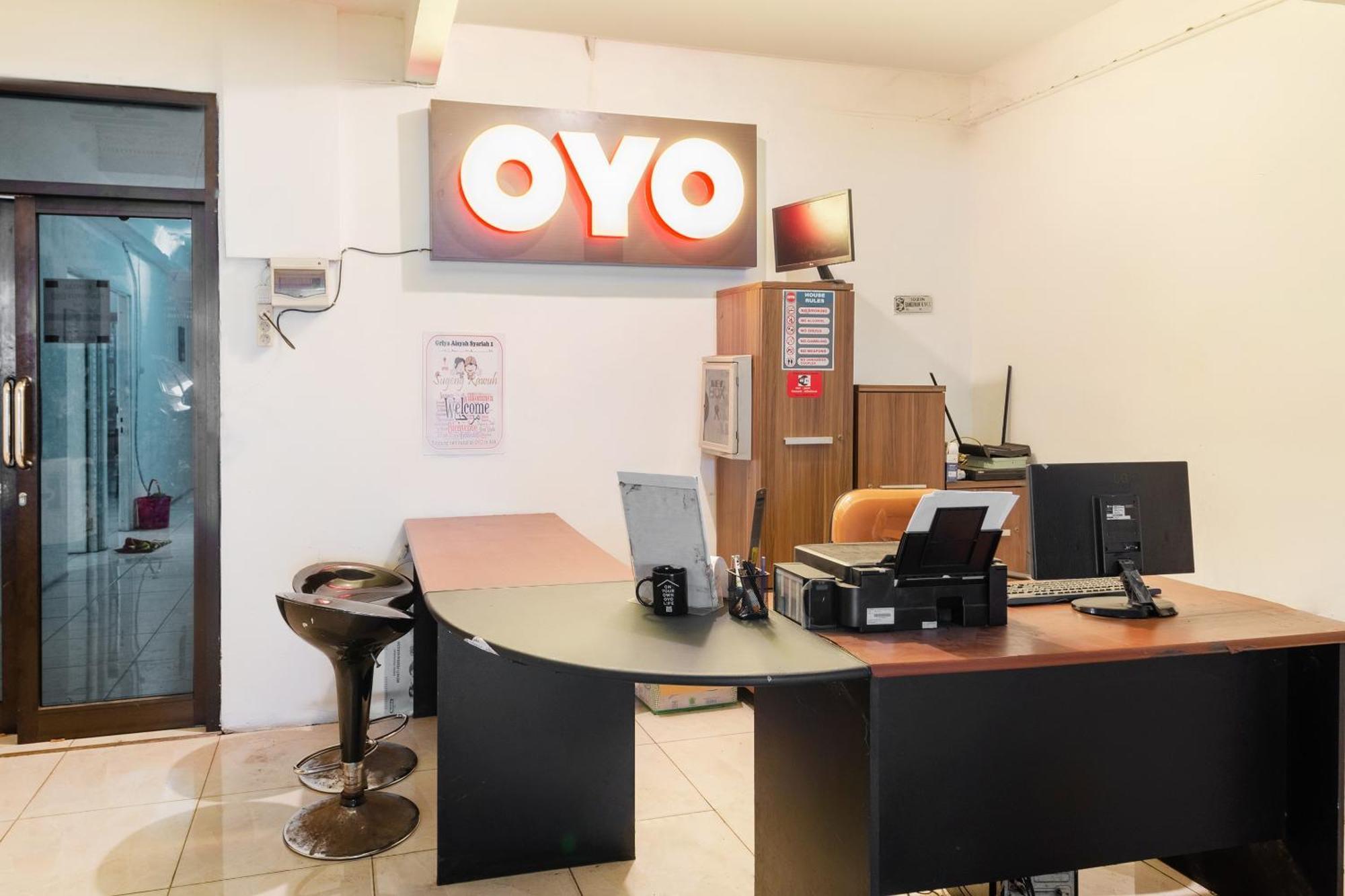 Oyo 1102 Griya Aisyah Syariah 1 Surabaya Luaran gambar