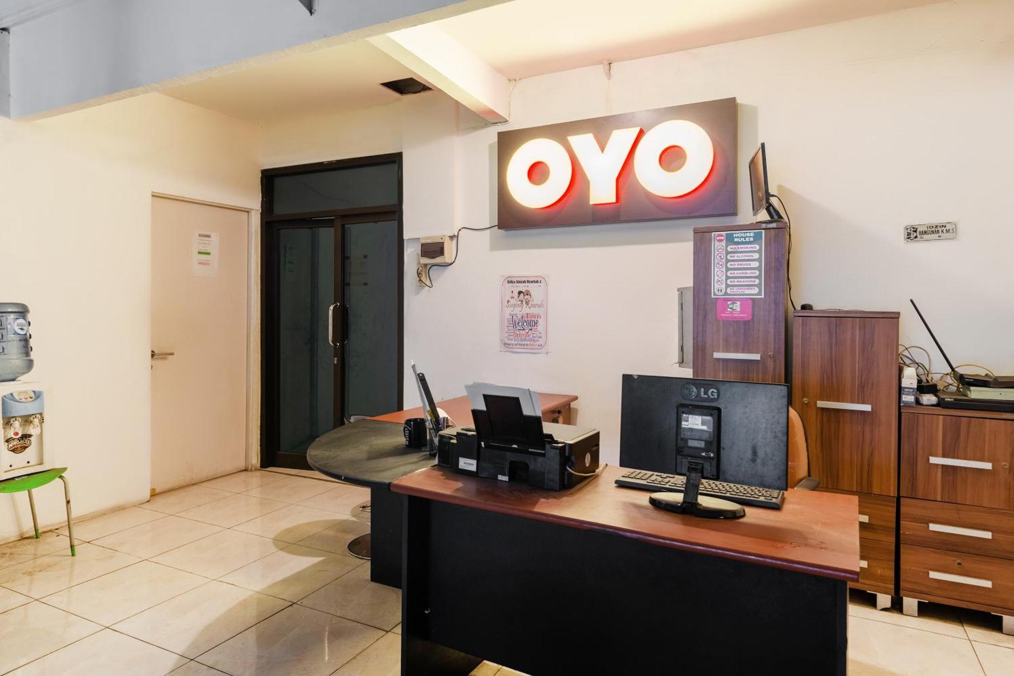 Oyo 1102 Griya Aisyah Syariah 1 Surabaya Luaran gambar